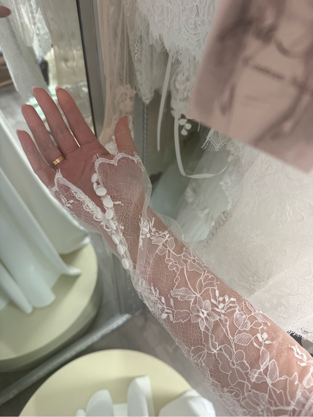 Eva Lendel- Baccara Dress + Veil - Picture 4 of 5